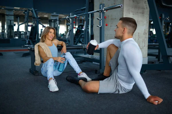 Casal relaxar após o treinamento de fitness no ginásio — Fotografia de Stock