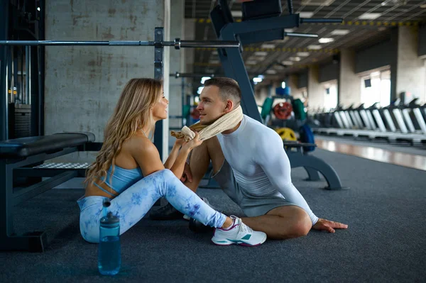 Rilassamento di coppia dopo l'allenamento fitness in palestra — Foto Stock