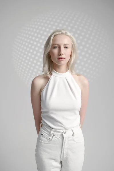 白い服を着た未来的な若い女性 — ストック写真