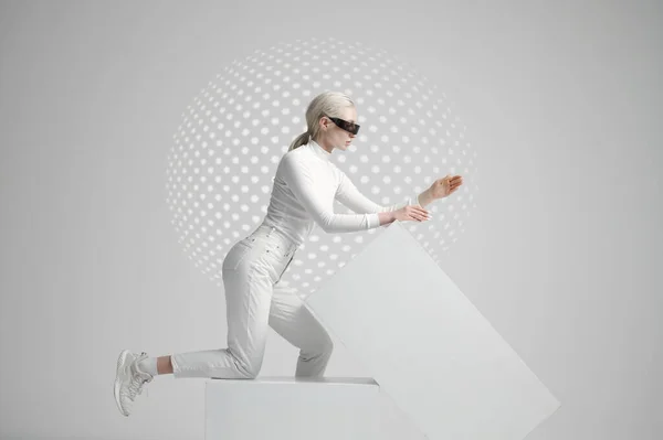 Modello in occhiali futuristici sdraiato su cubi — Foto Stock