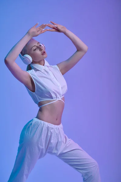 Mujer futurista atractiva en auriculares modernos — Foto de Stock