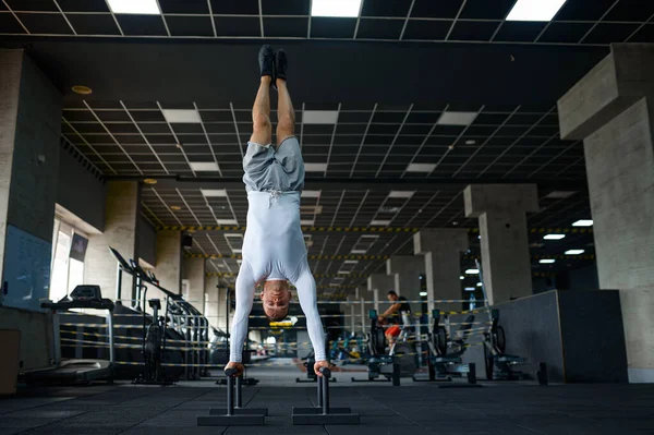 Homem forte fazendo exercício, treinamento de fitness no ginásio — Fotografia de Stock