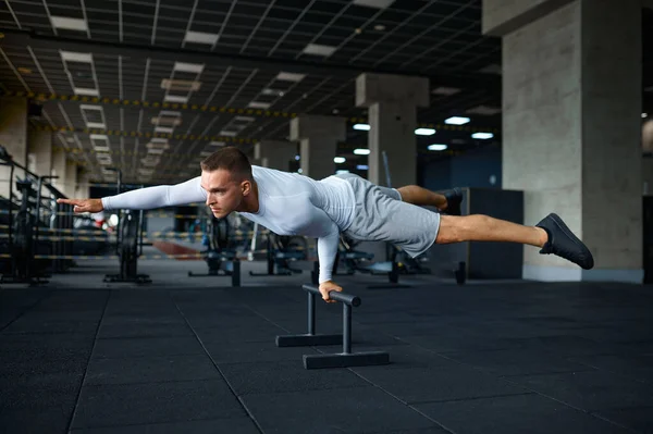 Homme faisant de l'exercice abdominal, entraînement physique dans la salle de gym — Photo