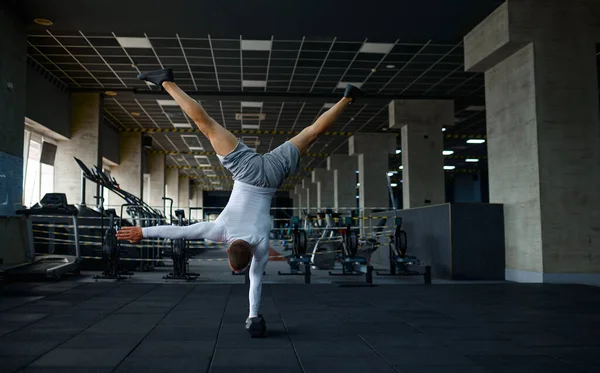 Homem forte fazendo exercício, treinamento de fitness no ginásio — Fotografia de Stock