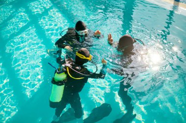 Aqualungs 'da dalış ustası ve dalgıçlar.