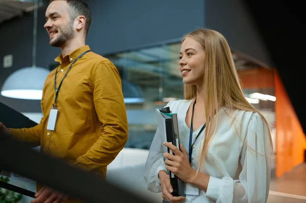 Männliche und weibliche Führungskräfte treffen sich im IT-Büro — Stockfoto