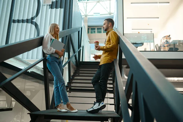 Два менеджери розмовляють по сходах в ІТ-офісі. — стокове фото