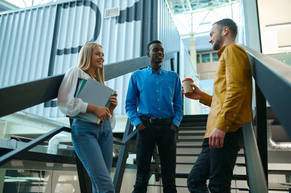 Team of managers talks on stairs in IT offic — Stock Photo, Image