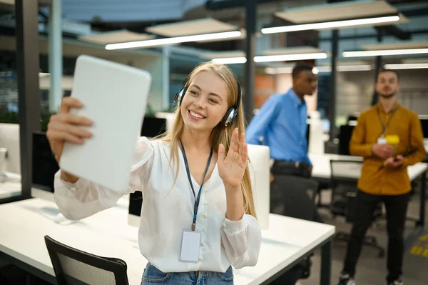 Manager holds laptop, video conference, IT office — Stock Photo, Image