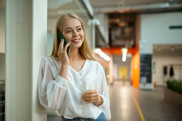 Улыбающаяся женщина-менеджер разговаривает по телефону, ИТ-офис — стоковое фото