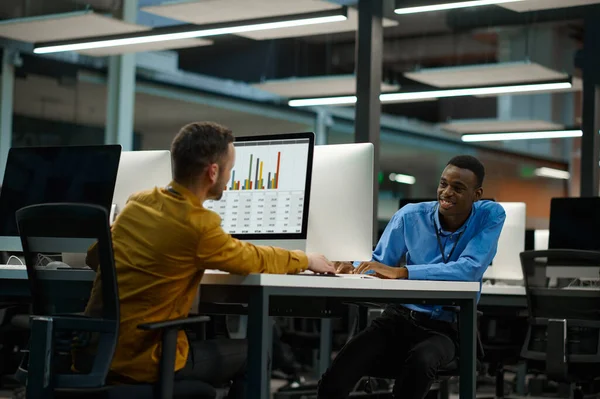 Los empleados trabajan en computadoras, lugar de trabajo en la oficina —  Fotos de Stock