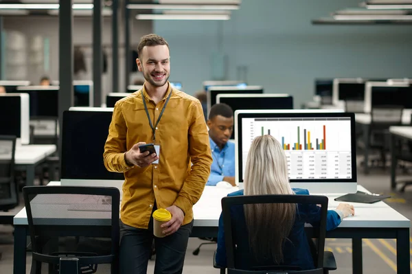 Team di manager nei loro luoghi di lavoro nell'ufficio IT — Foto Stock