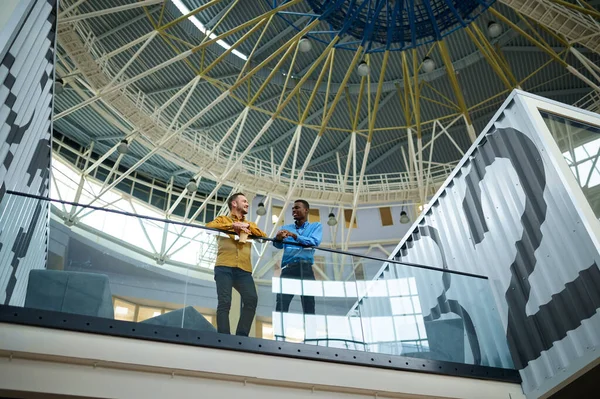 Deux employés parlent sur le balcon du bureau informatique — Photo