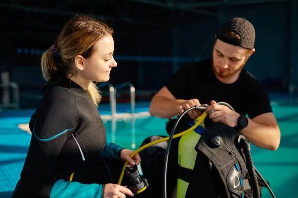 Instructeur masculin explique comment fonctionne l'équipement de plongée — Photo