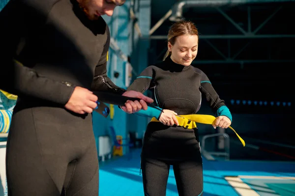 Femme et homme instructeur essaie sur équipement de plongée — Photo