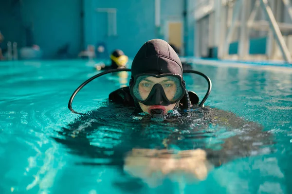 Buzo masculino en equipo de buceo y máscaras posa en la piscina —  Fotos de Stock