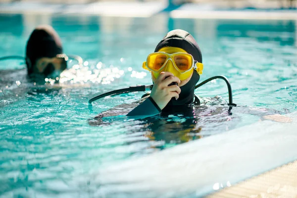 Mergulhador feminino e divemaster masculino, lição de mergulho — Fotografia de Stock