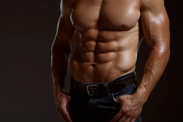 Hombre atleta muscular posa en estudio — Foto de Stock