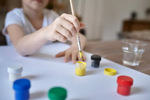 Kleiner Junge Zeichnet Mit Gouache Tisch Kind Der Werkstatt Unterricht — Stockfoto