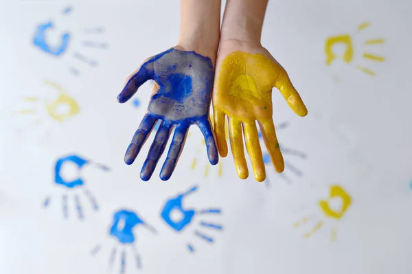 Mãos Menina Pintadas Com Guache Criança Divertindo Oficina Lição Escola — Fotografia de Stock