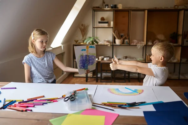 Zwei Kinder am Tisch im Zeichenunterricht — Stockfoto