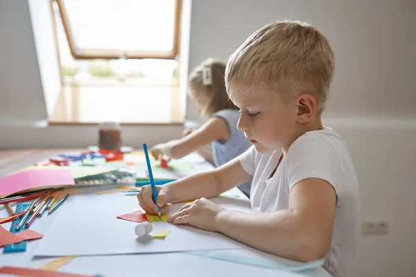 Kleine kindertekeningen met potloden en stiften — Stockfoto