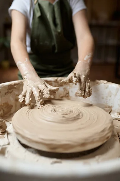 小孩子在车间里的陶工轮子上干活 手里拿着侧视图 Clay在艺术学校上模特儿课年轻的民间工艺大师 快乐的业余爱好 快乐的童年 — 图库照片