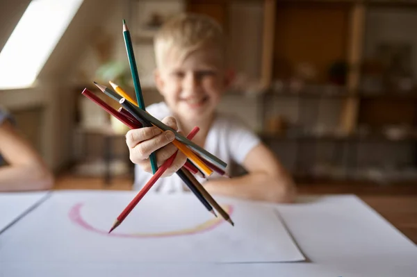 Kleiner Junge zeichnet mit Bleistift, Kind in der Werkstatt — Stockfoto
