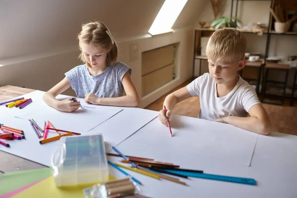 Kinder malen am Tisch, Kinder in der Werkstatt — Stockfoto