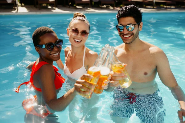 Barátok italokat isznak a medencében, felülnézetből — Stock Fotó