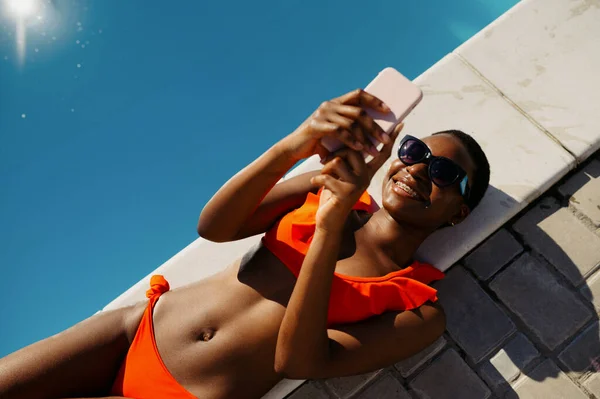 Mujer hace selfie en el borde de la piscina — Foto de Stock