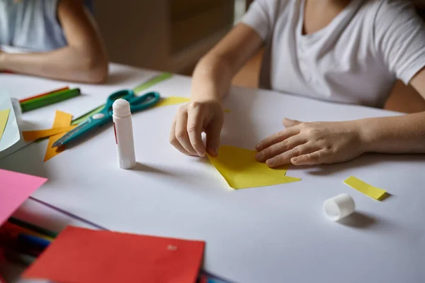 Meisje Lijmt Gekleurd Papier Aan Tafel Kind Werkplaats Creativiteitsles Kunstacademie — Stockfoto