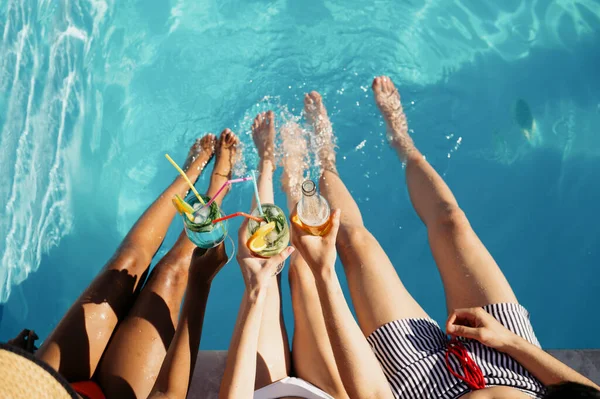 Barátok isznak italokat a medencénél, felülnézetből — Stock Fotó