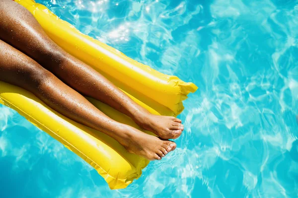 Mulher sexy nada no colchão na piscina, vista superior — Fotografia de Stock