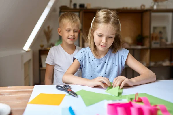 Chłopiec i dziewczyna klej kolorowy papier, szkoła sztuki — Zdjęcie stockowe