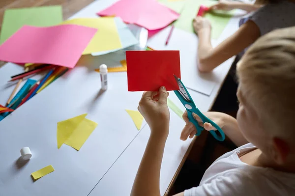 Kinder schneiden farbiges Papier, Kinder in der Kunstschule — Stockfoto