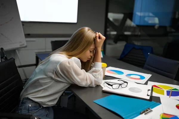 Gerente mujer cansada durmiendo en la mesa, oficina de TI —  Fotos de Stock