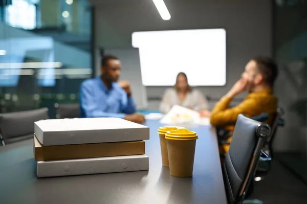 Pizza sobre la mesa, almuerzo de negocios en la oficina de TI — Foto de Stock