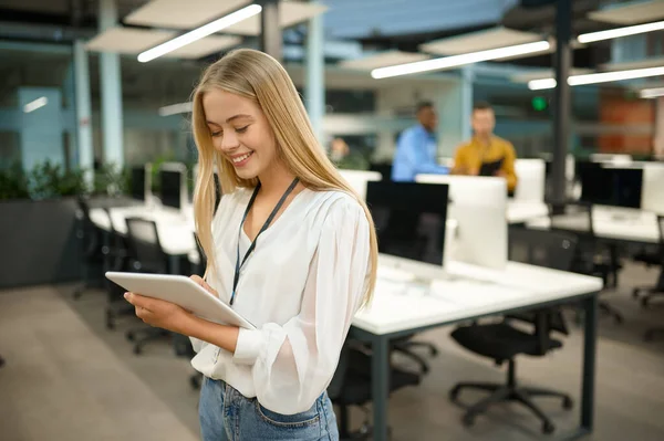 Lachende vrouwelijke manager houdt laptop, IT-kantoor — Stockfoto