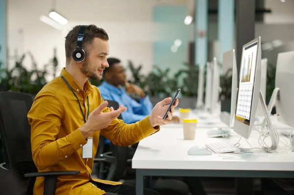 Gerente masculino en auriculares, lugar de trabajo en la oficina de TI — Foto de Stock