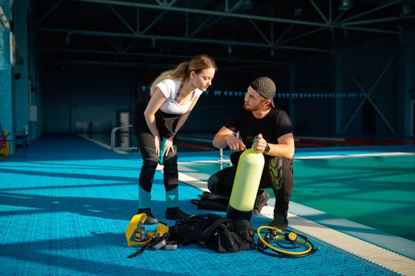 Male instructor explains how scuba gear works — Stock Photo, Image