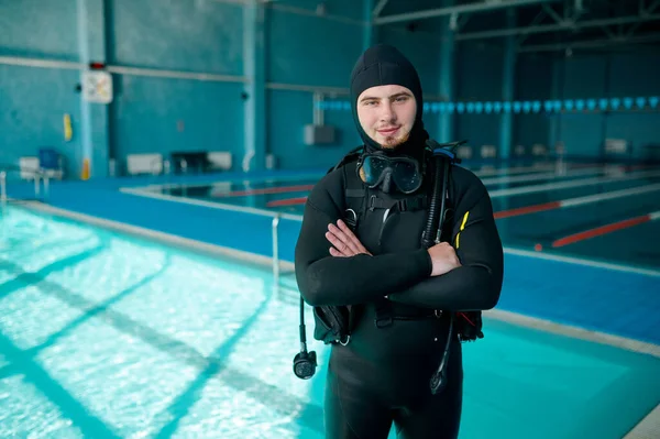 Homme plongeur pose en combinaison de plongée, école de plongée — Photo