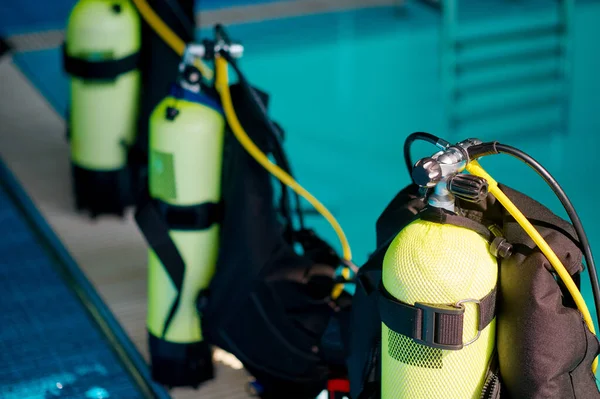 Tres tanques de oxígeno en la piscina, equipo de buceo —  Fotos de Stock