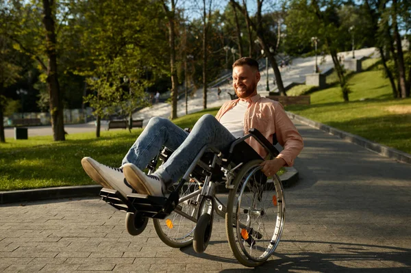 Junger Mann im Rollstuhl zeigt sein Können — Stockfoto