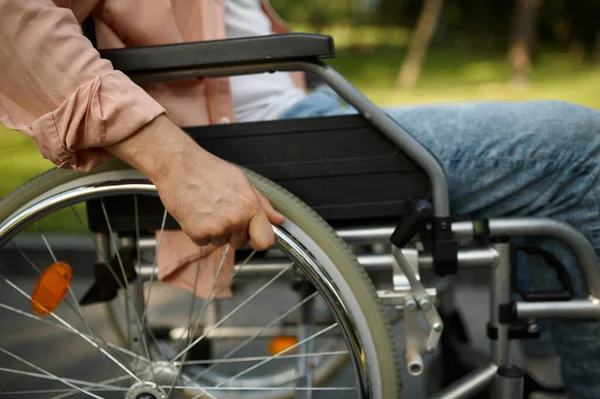 Junger Mann im Rollstuhl, gelähmte Menschen — Stockfoto