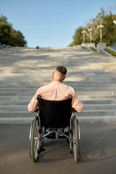 階段の車椅子の男、後ろの景色 — ストック写真