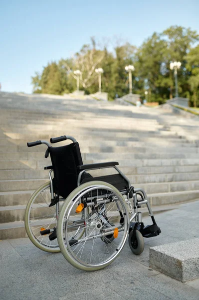 Rollstuhl an der Treppe, niemand, Handicap-Problem — Stockfoto