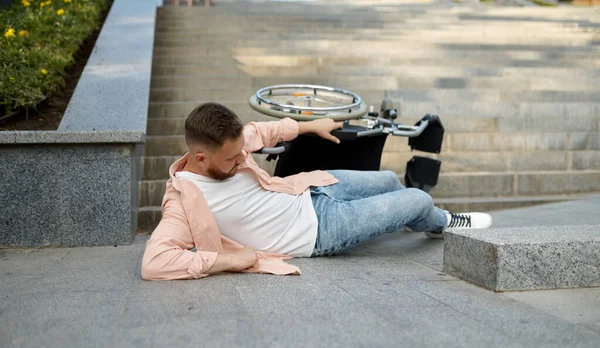 Solo l'uomo disabile è caduto da una sedia a rotelle — Foto Stock