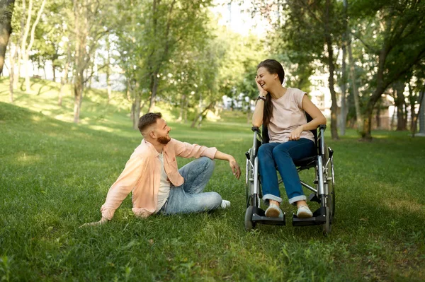 带轮椅的家庭伴侣在公园里 — 图库照片
