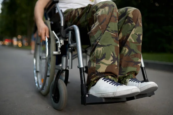 Junger Mann im Rollstuhl, Blick auf Beine — Stockfoto